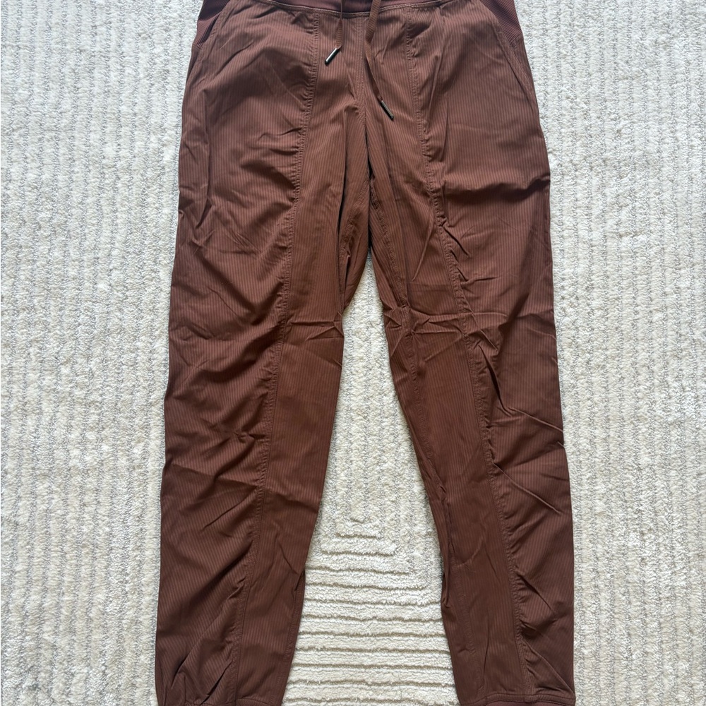 Lululemon Athletica Roasted Brown midrise Dance Studio 7/8 Joggers, Size 4 XS